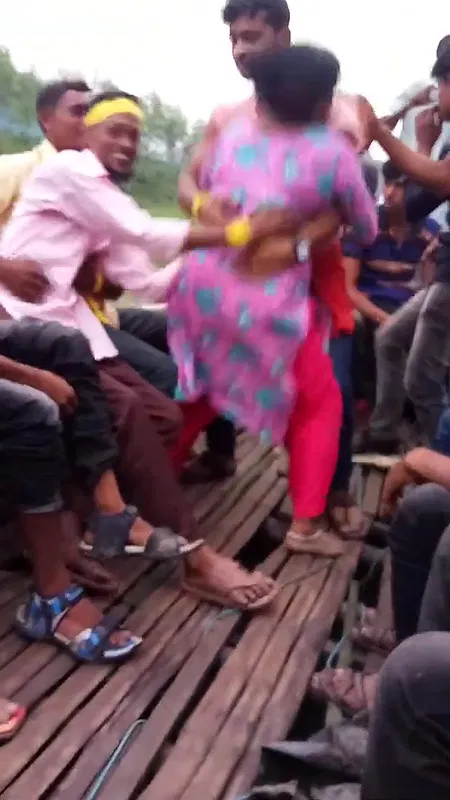 Exclusive Bangladeshi mms Video village randi dancing on boat in public